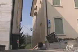 国外美女用胸开易拉罐，国外搞笑集锦图片