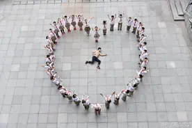 毕业季，连小学生都已经这样拍毕业照了。图片