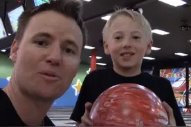 原来保龄球里面长这样！一刀剖开的瞬间好兴奋呀！图片