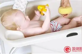 让宝宝夏日爱上洗澡 以下几种物品不可缺少图片