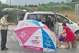 司机迷信车上生娃不吉利 将临产孕妇赶下车