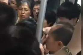 上海地铁两女子互扒头发 互不相让