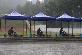 靶场突降瓢泼大雨，通信女兵打出环数出乎意料！图片