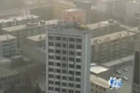 我想问挖掘机怎么上的楼顶？图片