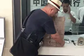 大冬天在某银行，一个劫匪把刀架在人质脖子上！图片