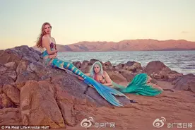 女孩痴迷迪士尼美人鱼 戴15公斤重鱼尾水下畅游图片