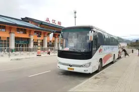 从江高铁站——岜沙苗寨景区直通车正式启动图片