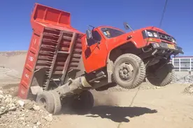 搞笑 I 挖掘机炒菜，就问你吃不吃？图片