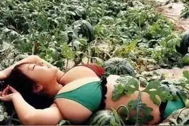 段子：放屁把肠子嘣出来了，又给塞回去了!图片