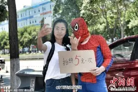 广西一母亲扮蜘蛛侠为儿子筹钱续：5岁的孩子走了图片