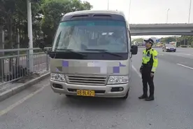 深圳中巴司机没带安全带，露出邪恶笑容！图片