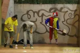 国外街头恐怖小丑恶搞来袭，路人吓得拔腿就跑，以后还敢出门吗？图片