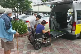 专门为老年人提供的上车辅助设备，敬老院可以来一套视频封面