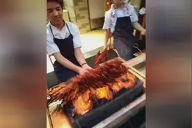 烤羊肉串烤成这样也算厉害了，关键得要熟啊图片