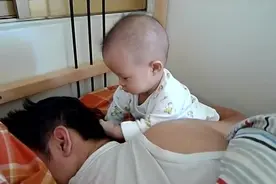 小思思叫爸爸起床！可是半天爸爸都没有反应，本宝宝只好用绝招了图片