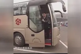 大客车上的安全门你会使用吗？关键时候能救命图片