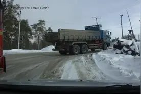 大货车爬坡打滑，看司机是如何强行爬坡的！图片