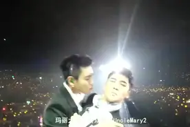 BigBang演唱会，Top熊抱胜利，胜利一脸嫌弃想找GD！图片