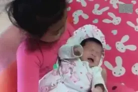 孩子哭这样还让姐姐抱着，姐姐也只是个孩子，爸爸竟能专心录视频图片
