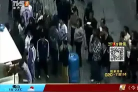 实拍深圳女乞丐倒提小孩乱抡砸城管 城管掉头逃跑视频封面