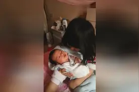 3岁的姐姐照顾1个月的弟弟好有爱，还让弟弟亲她一下图片