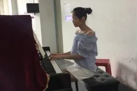 美女钢琴师的《夏日进行曲》，太棒了，赞一个！初学者的最爱！图片