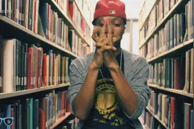 新疆警察小哥曾经爆红网络的手指舞 原版出自这里图片