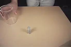 慢镜头下看摇骰子叠一柱擎天的小技巧和手法