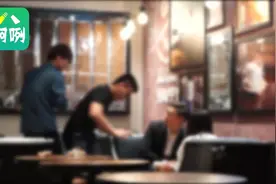 啊咧恶搞：我用手机软件约了两个男孩，然后用咖啡泼了他们一身