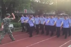 当军训遇到了顺拐，教官真是好脾气，我可以叫你智障嘛？图片