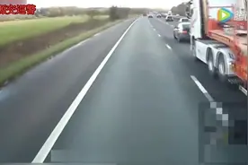 用生命“路怒”，胆大的轿车在高速公路上正面别停大货车！图片