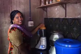 实拍：印度渔村家庭做的咖喱鱼，用柴炉和陶罐烹饪，据说鲜美可口图片