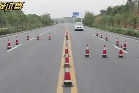 中国“神车”五菱宏光s vs宝骏730