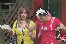 国外搞笑整人恶作剧 奶昔流了妹子一脸图片