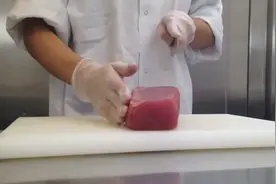 教你如何做金枪鱼刺身，每一刀切下去都让人觉得很愉悦图片