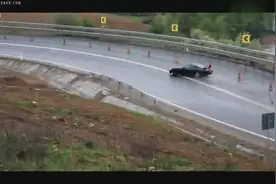 职业赛车手雨天山路驾丰田表演漂移技术，看完后心服口服图片