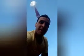 满载烟花的热气球升空后爆炸，地面上的人仿佛被空袭图片