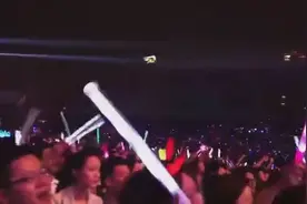 实拍：张惠妹演唱会演唱“爱拼才会赢”，粉丝纷纷大合唱！图片