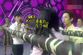 张杰和谢娜玩竹竿舞，谢娜快被夹晕张杰还跳起舞来，何炅笑到不行视频封面