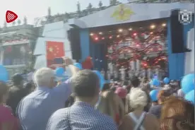 中国海军军乐团在俄海军节演奏《喀秋莎》台下俄国观众跟唱鼓掌视频封面