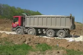 斯堪尼亚P380 8x4自卸车，这一车可以铺几平方视频封面