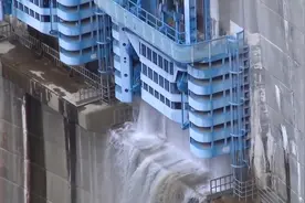 实拍大坝开闸放水全过程，水慢慢的从里面喷涌而出，最后非常壮观