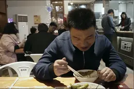 你有没有在一瞬间感觉父母老了？说不出具体，就是一瞬间的感觉