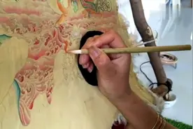 90后藏族女孩画羊皮唐卡，搓1张用来当画纸的羊皮就要花10天视频封面