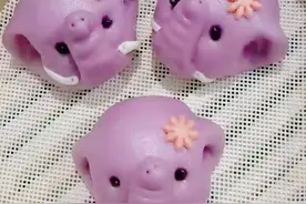 紫薯小象的做法教程，面粉500克，紫薯泥150克，加适量牛奶和面，做好造型醒发至一点五倍大小上锅蒸十五分钟