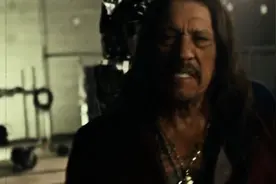 退隐多年已有74岁高龄的丹尼·特雷霍再度出演恶棍角色