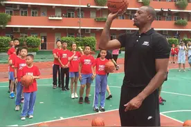 羡慕！皮尔斯深圳指导小朋友打球图片