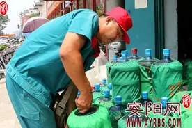 送水工：挥汗如雨送“甘泉”图片