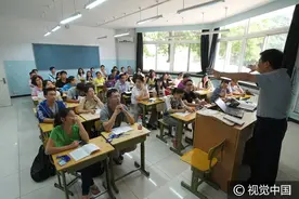 北京四中高考前日考务员参加考前培训，各考场虚位以待图片