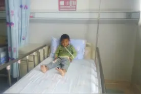 左右手骨折右眼红肿 5岁男童住院无钱医治图片